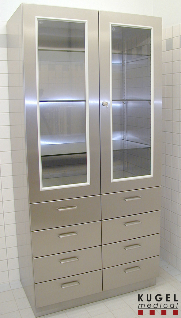 Hochschrank_mit_Glaseinsatz_Logo.jpg Hochschrank_mit_Glaseinsatz_Logo.jpg